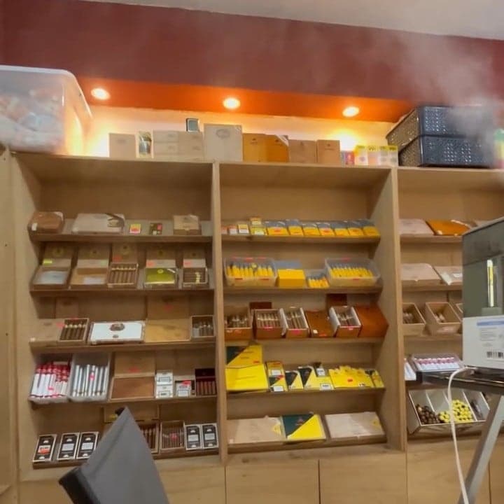 Estantes con cajas de puros cubanos en Viñales Cigar Shop