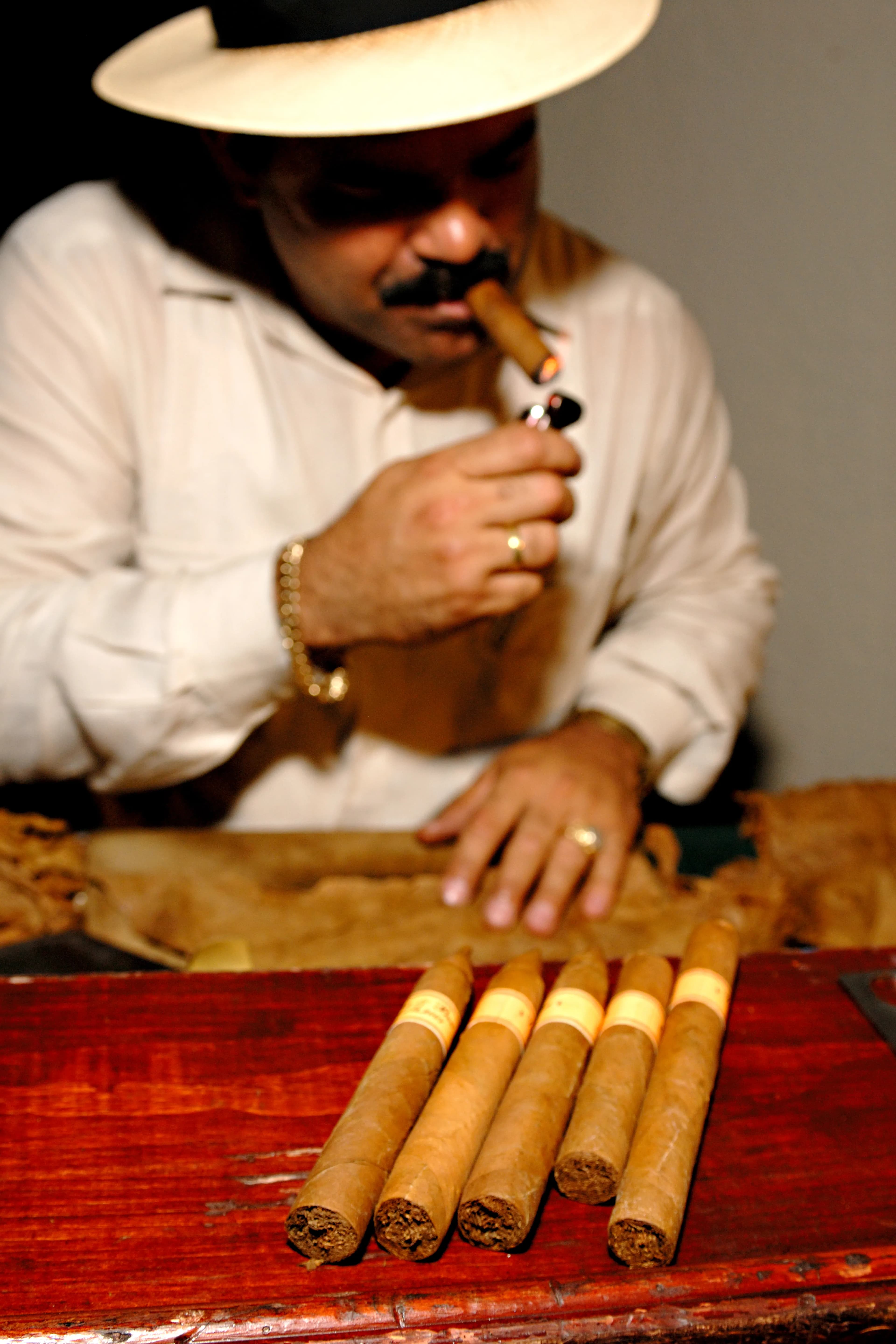 Cubano disfrutando puros premium